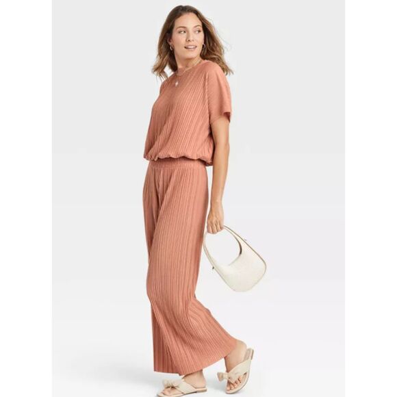 Women's Textured Round Neck Short Sleeve Top - Picture 2 of 3